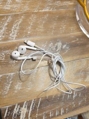 Apple Iphone White Wired Earbuds with Lightning Connector